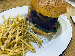 烤菠萝牛肉汉堡-HELLO 27 意面·沙拉·帕尼尼