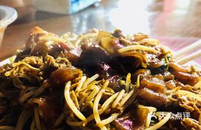 Stir-Fried Noodles with Three Fresh Ingredients