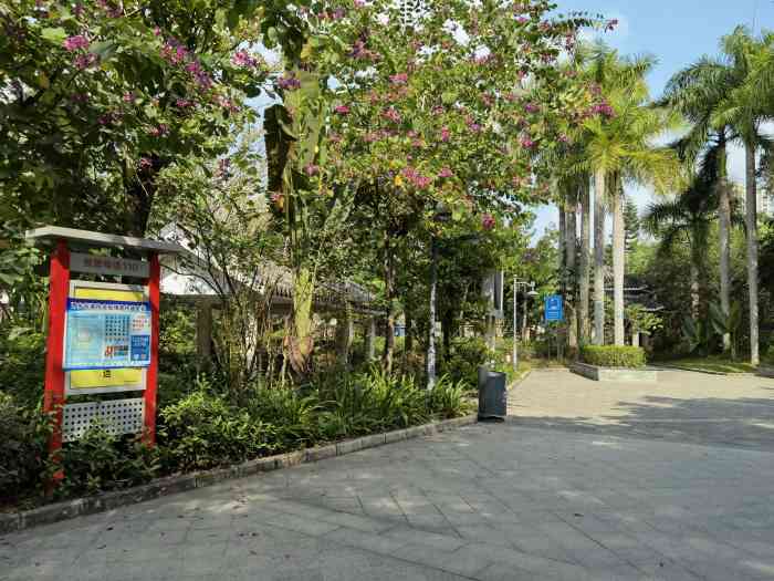 铁岗公园-"铁岗公园位于足球公园对面,企龙山公园正对.