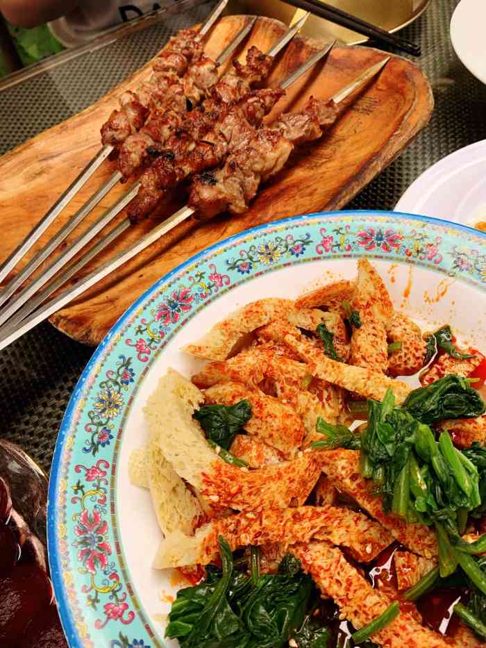 楼兰秘烤(七道湾店)-"环境:我们晚上七点去的 工作日不用排号 .