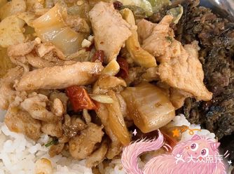 学校食堂的饭比较卫生，种类也挺多的，这几家的分量也不