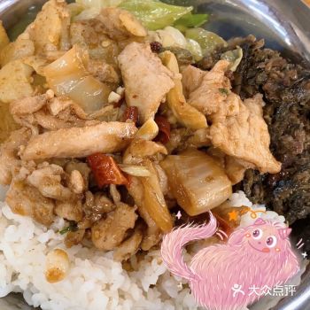 学校食堂的饭比较卫生，种类也挺多的，这几家的分量也不