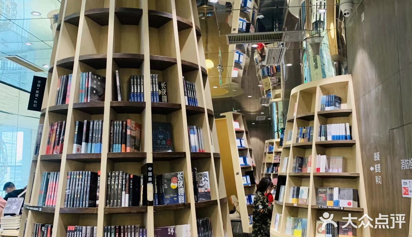 打卡钟书阁，在里面待不过10分钟就出来了