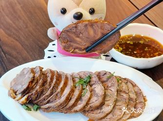 呢间老掌柜东北菜馆位于元朗西菁街，店铺环境地方都好宽