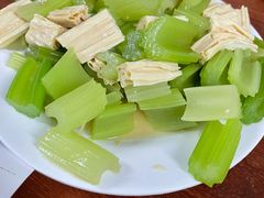 芹菜腐竹-宝瑞门钉肉饼店