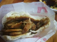 锅盔夹卤肉外-洞子口张老二凉粉(文殊院店)
