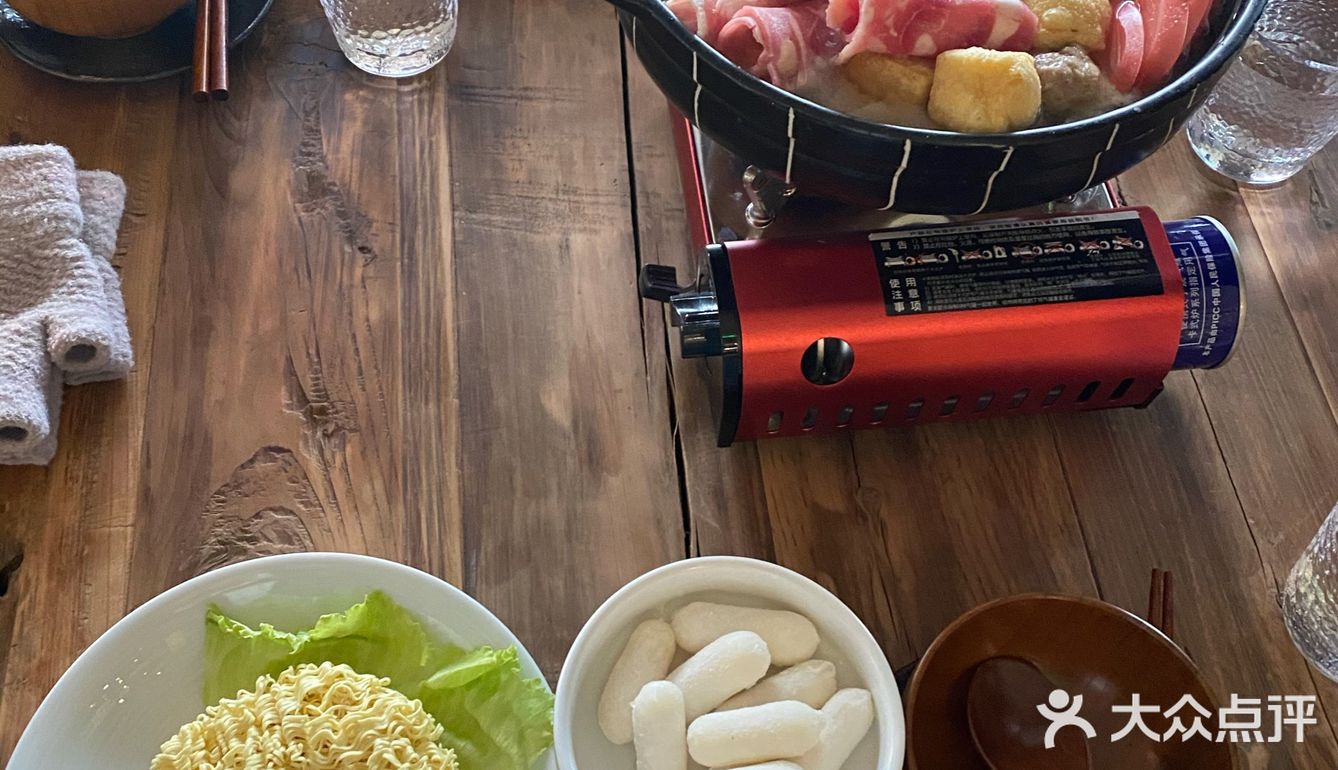 结果惊喜地发现有各种吃的，还有小火锅！安逸惨了