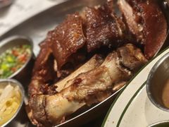 脆炸肉骨茶猪肘酸菜柚子酱-Bistro 63 创意融合料理(广粤天地店)