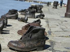 -多瑙河畔鞋履雕塑