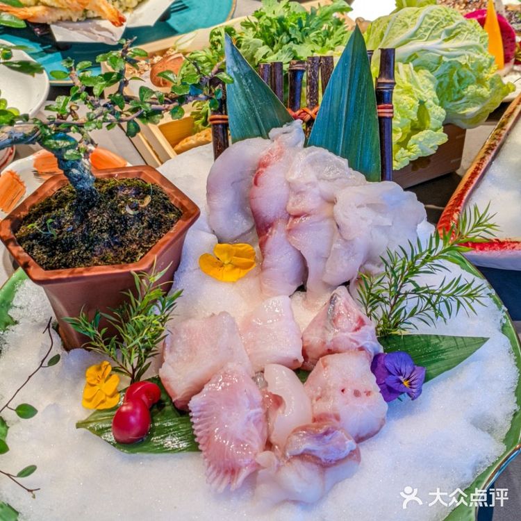 这是一份超大的刺身船,盛满了来自世界各地的新鲜海产