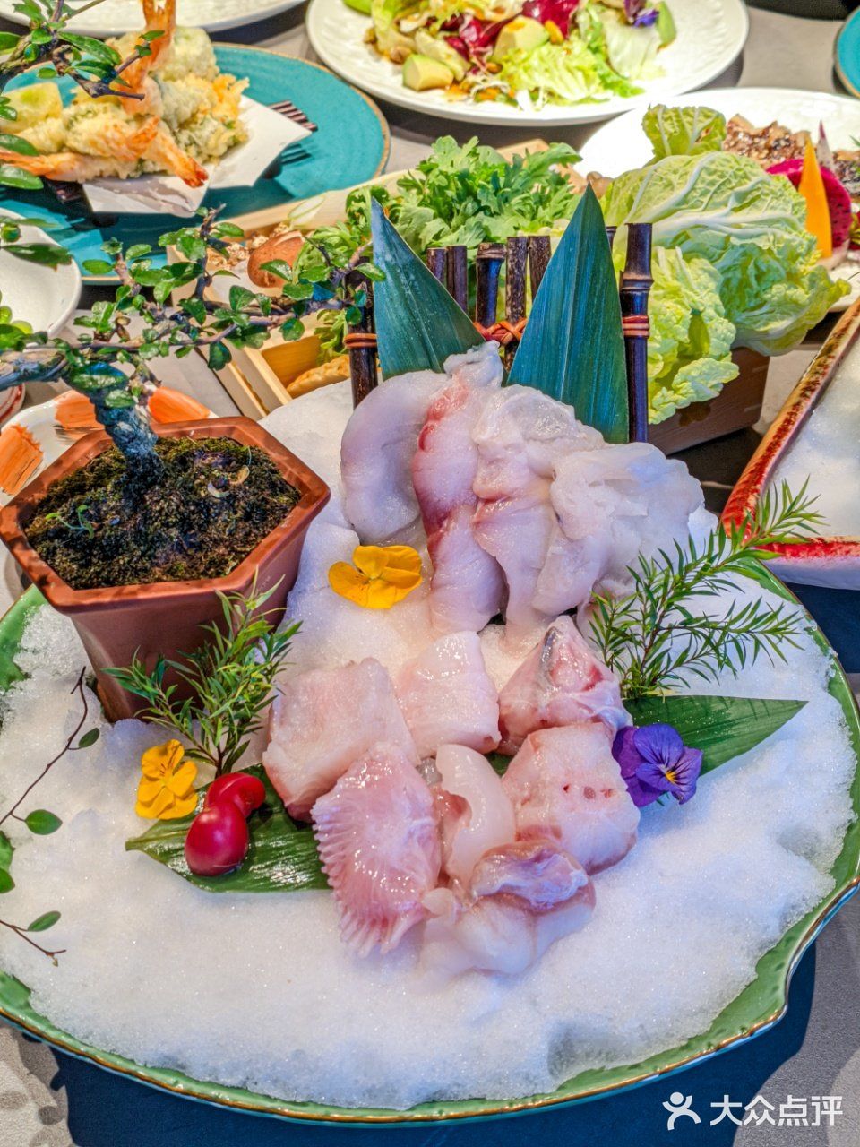 这是一份超大的刺身船,盛满了来自世界各地的新鲜海产