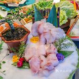 这是一份超大的刺身船,盛满了来自世界各地的新鲜海产