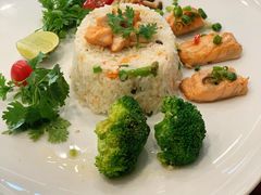 三文鱼炒饭-Chom Cafe and Restaurant