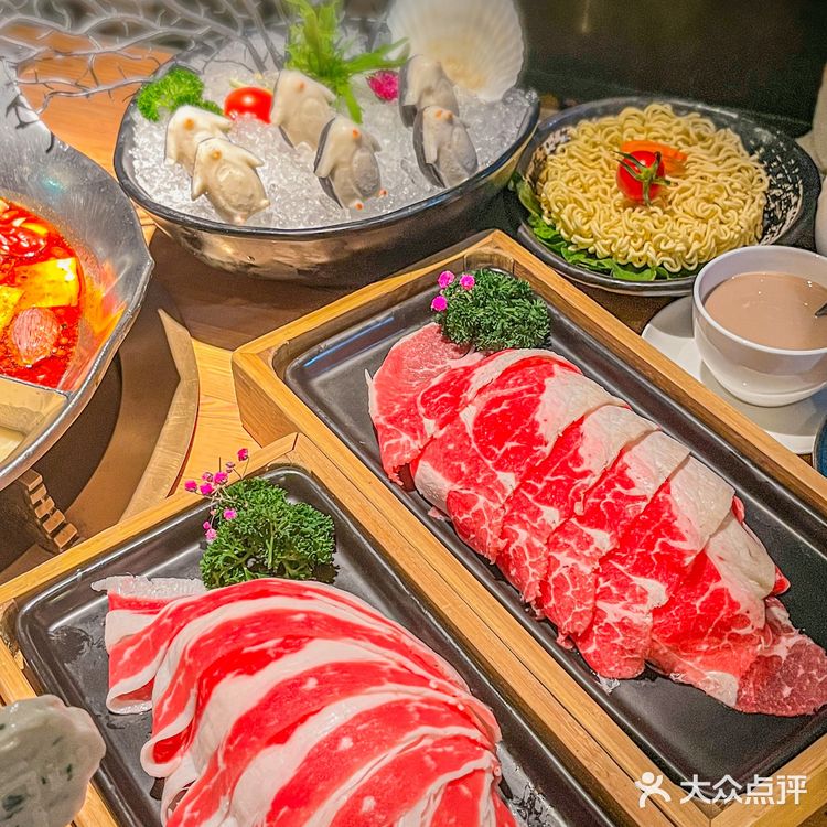 姐妹们,快来湊湊火锅看企鹅跳水啦!