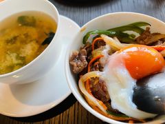 牛肉饭配温泉蛋-丽思卡尔顿·炙焰·铁板烧餐厅