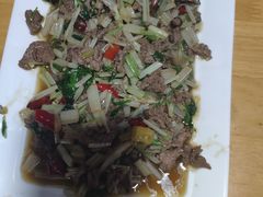 芹菜小米椒炒牛肉-龙姐私房菜(和顺古镇店)