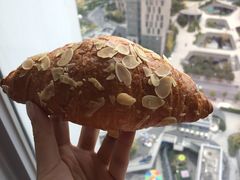 扁桃仁海盐流心羊角-瑞幸咖啡(协信星光广场店)