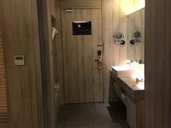 -西安大雁塔科技大学地铁站亚朵酒店