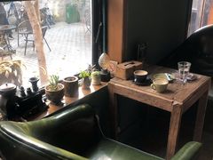 靠窗位-出走咖啡·面包(宋庄店)