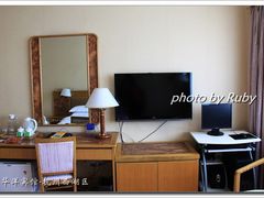 华洋宾馆（杭州）13-我住的房间-在床的位置照向电视和电脑-华洋宾馆