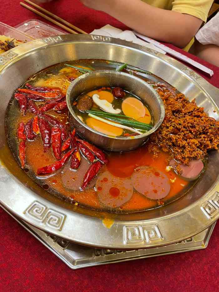 重庆两路口火锅(紫荆店)-"[薄荷]环境店面位置处于二环高架旁边不远.