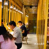 红黄的面店主基色，非常喜气也非常贵气！就连墙上的价目表