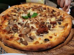 鸡肉蘑菇披萨-喜洲吧·江畔老船厂·庭院餐厅(喜临院店)