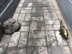 进门处铜鱼&nbsp;石蟾-后海16号·北京私房菜