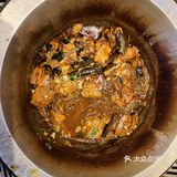   四个人两个锅，吃一半换换场子，铁锅炖新吃