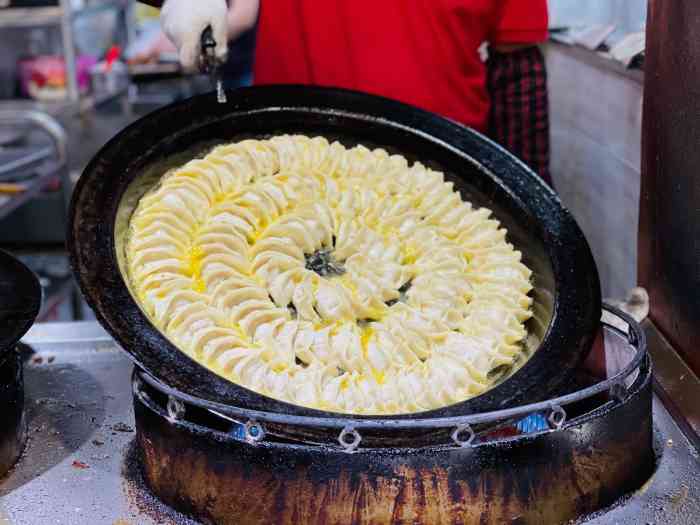 哈贵锅贴饺(官亭路店)-"小吃街里的一家店 路过看食客来来往往的 .