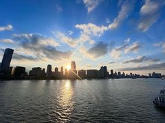 -黄浦江游览十六铺3号码头网红自助餐