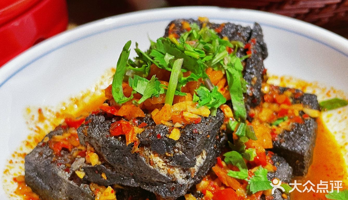 对的地点 遇见对的你 吃黑色经典臭豆腐 匠熙没白来❗️