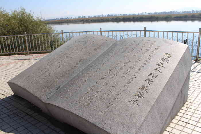 年1月19日 关注 打分 趋车沿鸭绿江东行,来到鸭绿江燕窝铁路桥遗址