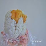 咬痕处的米粘在一起，叼姐说这是糯米比例高的关系
