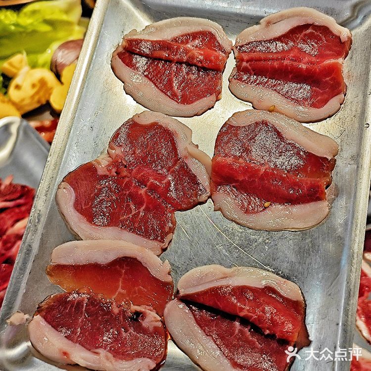 听朋友介绍五角场新开了一家铜炉火锅自助。羊肉串