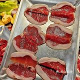 听朋友介绍五角场新开了一家铜炉火锅自助。羊肉串