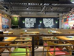 大堂-洪氏嗨捞·广东猪肚鸡·椰子鸡火锅(西咸万象城店)