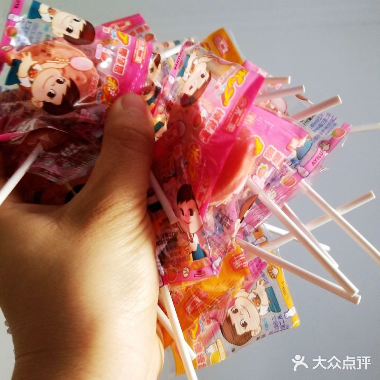不二家棒棒糖，小时候吃真知棒，然后是阿尔卑斯