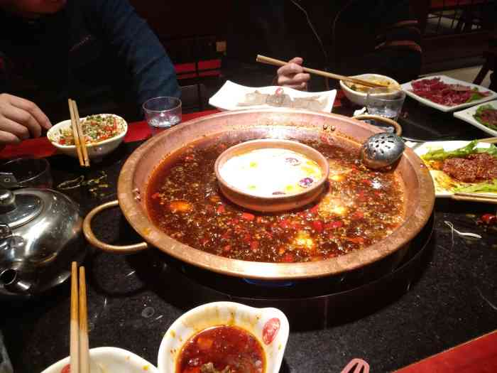 重庆老石匠鲜菜土火锅-"【位置】卓刀泉广场,很显眼的位置,所以很.