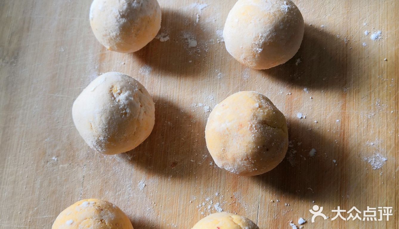 【做法步骤】1、南瓜去皮上锅蒸熟