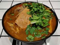 招牌炸酱酸辣米线-肥汁米蘭香港米线(长宁来福士店)