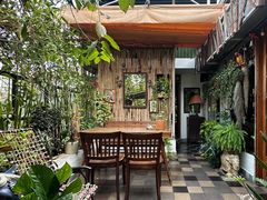-Cuc Gach Quan Restaurant