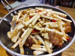 迷你腊肠炒花生芽-黄泥岗·地道湖北菜(奥特莱斯店)