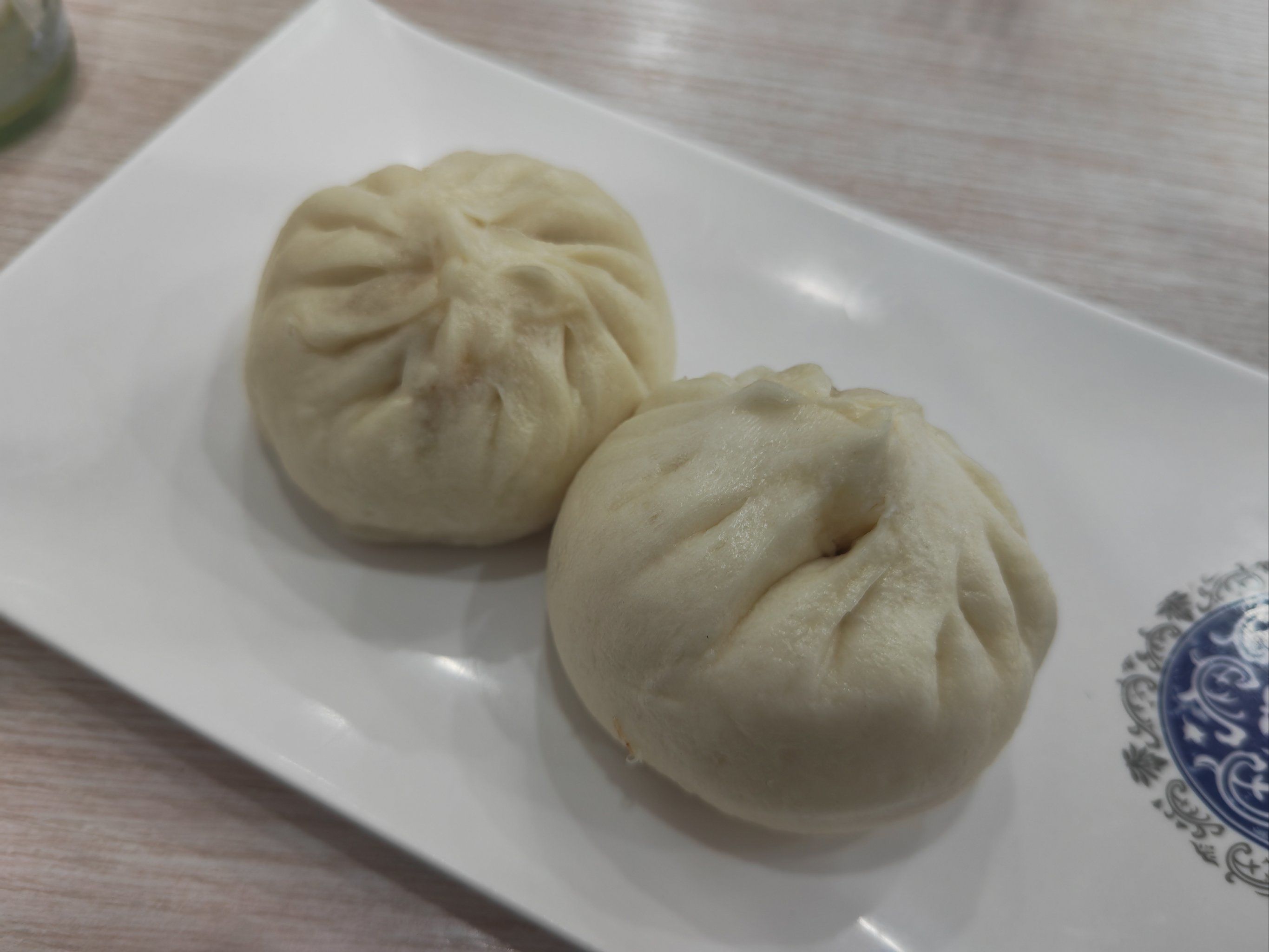 吃了一个简单的晚餐, 点了一个牛胸口,两个包子,一个小菜,牛胸红做的