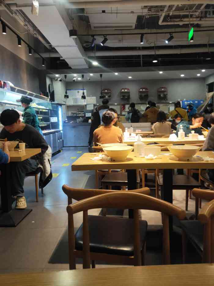 忠友麻辣烫(朝阳门店)-"位置很好找,在东四大马路边上.蔬菜看起来.