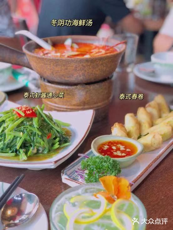 我们是快下午一点到的，店里依旧是座无虚席