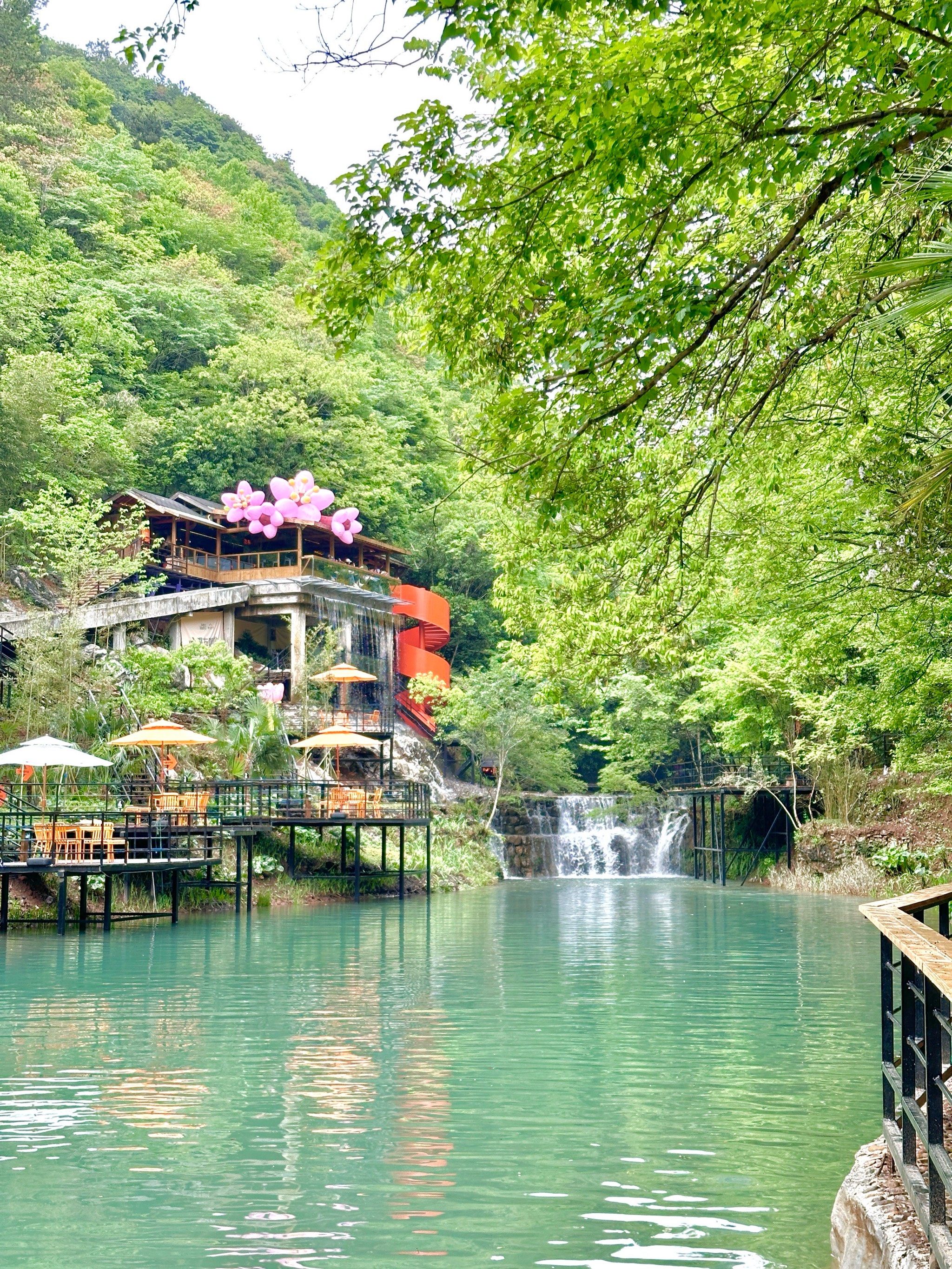 重生之我在桐庐琴溪香谷瀑布咖啡厅里喝咖啡