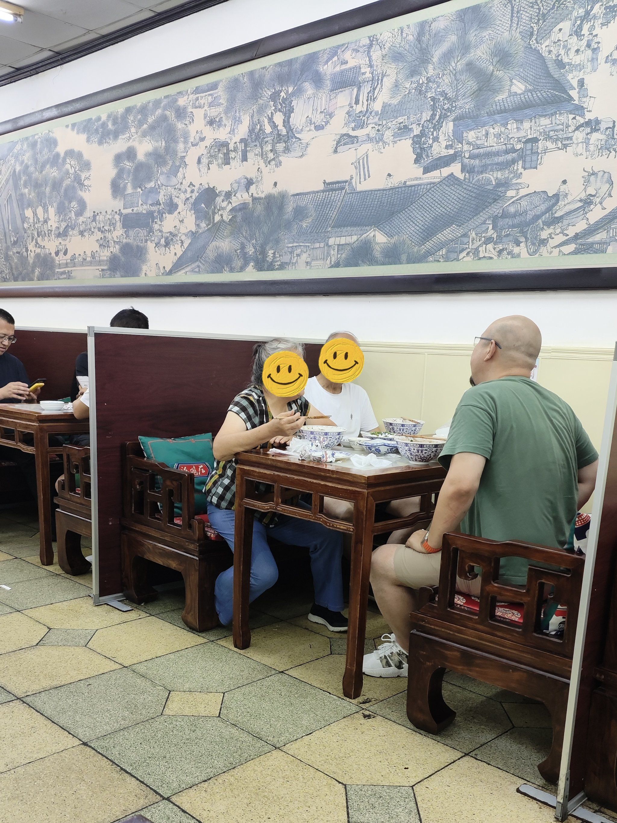 上上周我去北京看球,突发奇想去了一趟海碗居,尝尝炸酱面名店的滋味