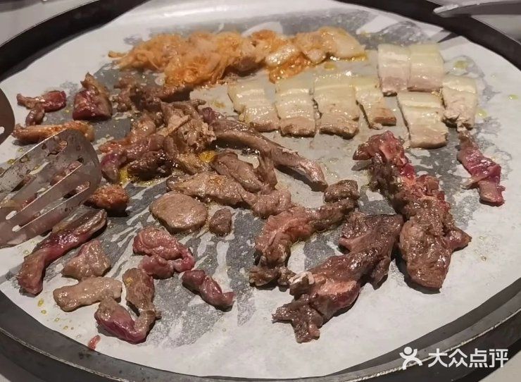 主打东北烤肉，明档自己选肉称重，简单直接，太方便了！