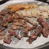 主打东北烤肉，明档自己选肉称重，简单直接，太方便了！